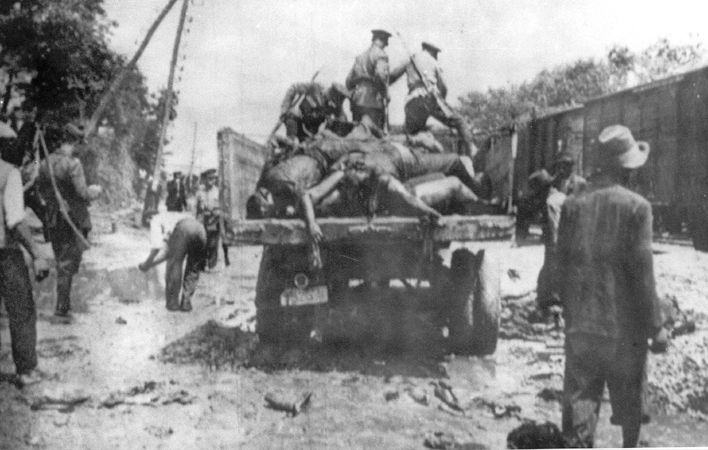 Gypsies forced to load the corpses of victims of the Iasi-Calarasi death onto trucks